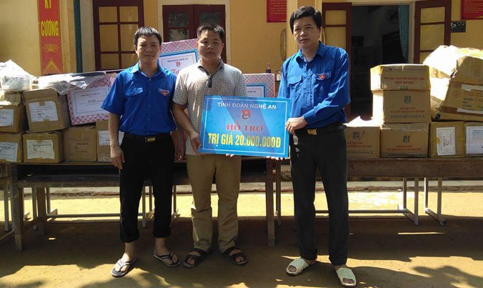 Bí thư Tỉnh đoàn Nguyễn Đình Hùng thay mặt ĐVTN địa phương tặng quà, động viên các thầy cô, học sinh rẻo cao.
