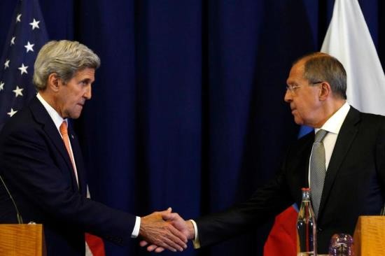 Ngoại trưởng Mỹ John Kerry (trái) và Ngoại trưởng Nga Sergei Lavrov trong cuộc họp báo công bố đạt được thỏa thuận ngừng bắn ở Syria tại Geneva, Thụy Sĩ ngày 9/9. Ảnh: EPA/TTXVN.