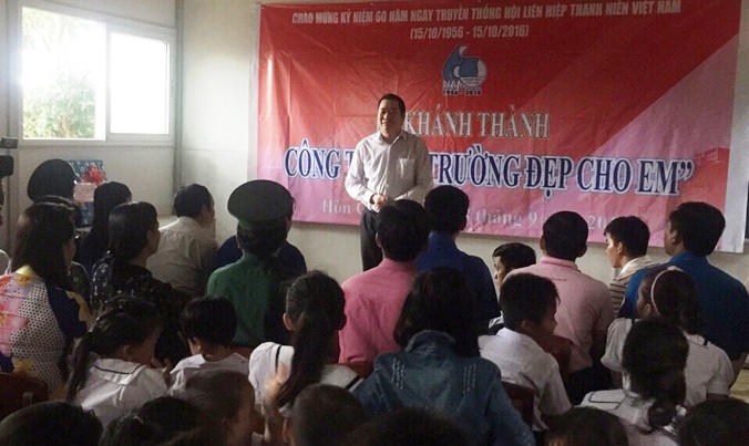 Ông Thân Đức Hưởng, Phó Chủ tịch UBND tỉnh Cà Mau phát biểu với các em học sinh và bà con trên Đảo Thanh niên Hòn Chuối.