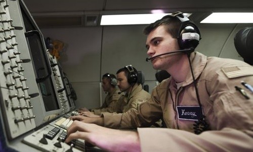Một sĩ quan không quân Mỹ giám sát các cuộc không kích ở Syria từ màn hình máy tính. Ảnh: U.S. Air Forces Central Command Public Affairs.