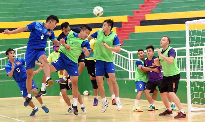 Tuyển Việt Nam đã trở lại tập luyện chuẩn bị cho trận đấu ở vòng 1/8