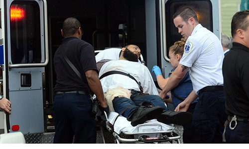 Nghi phạm Rahami bị trúng đạn ở vai và được đưa tới bệnh viên. Ảnh: NY Daily News