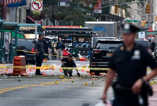 Cảnh sát điều tra tại hiện trường vụ đánh bom ở khu Chelsea, New York. Ảnh: AP.