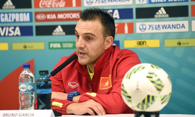 HLV trưởng tuyển futsal Việt Nam Bruno phát biểu với báo chí trước trận đấu với Tuyển Nga.