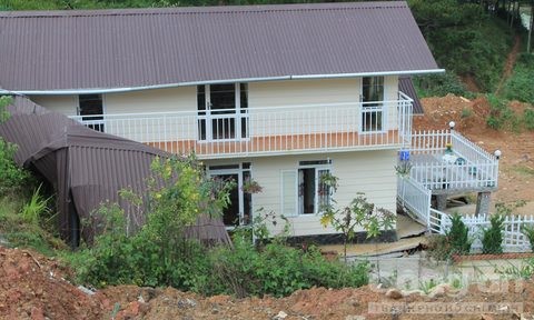 Căn nhà 1 tỷ đồng của bà Nguyễn Thị Khiêm bị khối đất đè xuống gây hư hại nghiêm trọng.