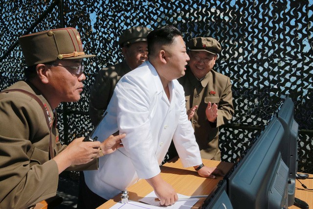 Nhà lãnh đạo Triều Tiên Kim Jong-un (áo trắng) theo dõi vụ thử nghiệm động cơ tên lửa mới hôm 20/9. Ảnh: Reuters.