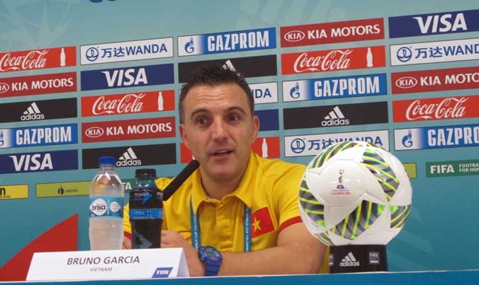 HLV Bruno Garcia trả lời báo chí sau trận đấu với ĐT Nga.