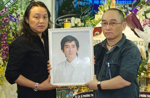 Nhật Hào (trái) bên di ảnh của Minh Thuận trước giờ di quan sáng sớm 21/9.