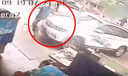 Chiếc SUV húc văng một người đi đường vì tài xế bị kẹt chân ga. Ảnh: CCTV News.