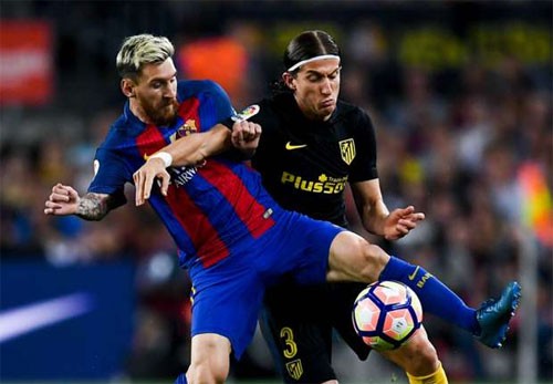 Messi (trái) phải rời sân giữa trận do chấn thương. Ảnh: Reuters.