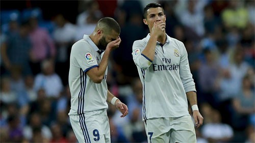 Benzema và Ronaldo không thể giúp Real giành trận thắng thứ 17 liên tục tại Liga. Ảnh: Reuters.