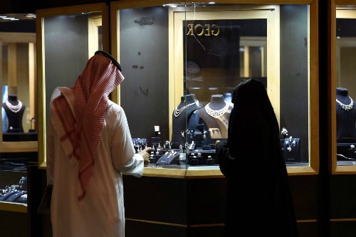 Giá dầu đi xuống khiến giới trung lưu Ả Rập Saudi phải nghĩ đến chuyện... tiết kiệm.