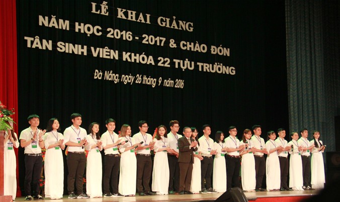 Đại diện tân sinh viên khóa 22, trường ĐH Duy Tân nhận thẻ sinh viên trong buổi lễ khai giảng. Ảnh: Thanh Trần.
