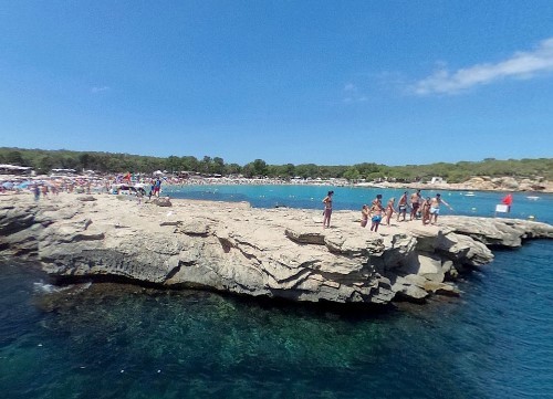 Nhiều du khách thích thú khi nhảy từ vách đá xuống biển trong lúc tắm ở Cala Bassa. Ảnh: Solarpix.