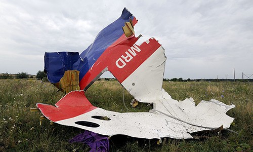 Một mảnh vỡ của chiếc máy bay MH17 bị bắn rơi ở đông Ukraine. Ảnh: AFP.