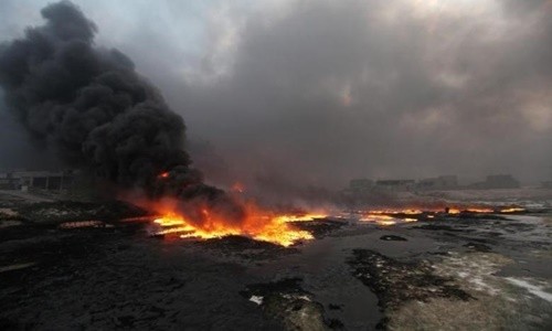 Lửa bốc lên từ các giếng dầu ở Qayyara, Iraq, hôm 29/8. Ảnh: Reuters.