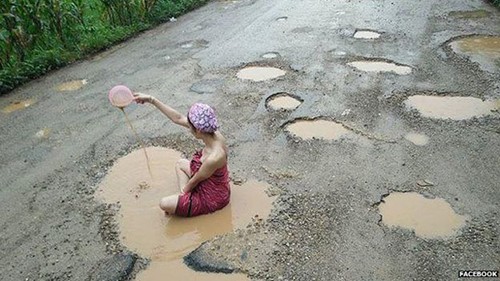 Người mẫu Palm "tắm bùn" trên con đường nham nhở ở huyện Mae Ramat, tỉnh Tak, Thái Lan. Ảnh: Facebook.