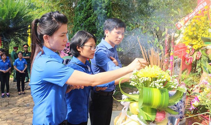 Bạn trẻ Quảng Nam xúc động thắp hương tưởng niệm cụ Huỳnh Thúc Kháng.