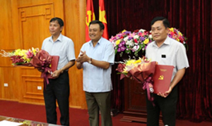 Bí thư Tỉnh ủy trao quyết định của Thủ tướng Chính phủ và Ban Thường vụ Tỉnh ủy cho ông Hồ Tiến Thiệu (bìa phải) và ông Vũ Văn Quang (bìa trái). Ảnh: Phùng Khiêm.