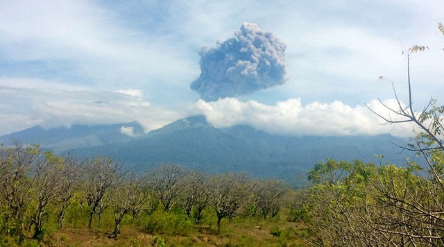 Núi lửa Barujari bắt đầu phun trào cột khói bụi. Ảnh: RT.