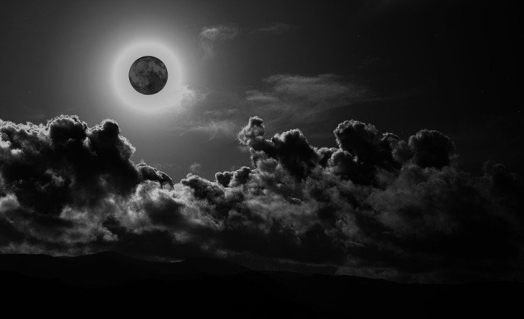Một số lý thuyết cho rằng trăng đen chỉ xuất mỗi 19 năm một lần. Nguồn ảnh: arminofaja.