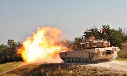 Tăng M1A2 Abrams của quân đội Mỹ khai hỏa trong một cuộc tập trận. Ảnh: DOD.