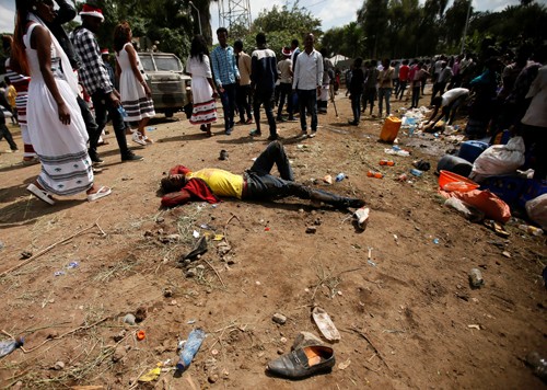 Một người bị thương nằm chờ được hỗ trợ trong lễ hội tại vùng Oromia, Ethiopia. Ảnh: Reuters.