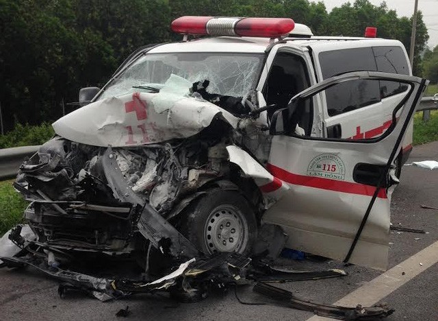 Chiếc xe cứu thương nát bét đầu sau tai nạn.
