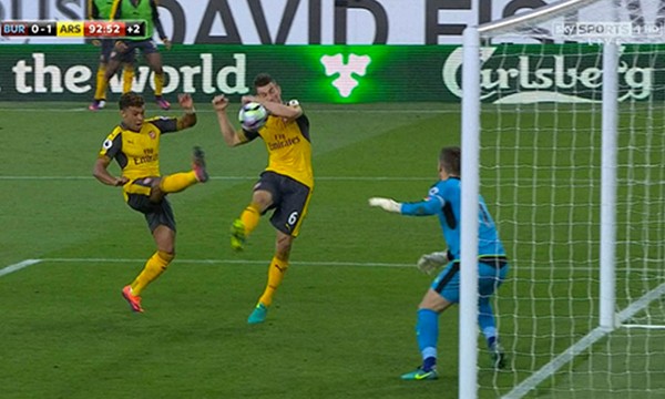 Bóng, từ chân Chamberlain, đã đập vào tay Koscielny rất rõ trước khi nẩy vào lưới, trong tình huống Arsenal ấn định thắng lợi 1-0 ở phút bù giờ. Ảnh: SkySports.