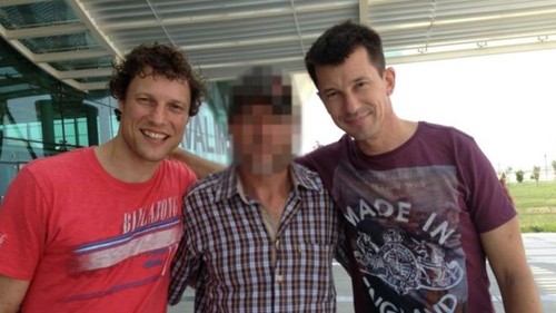 Oerlemans (ngoài cùng bên trái) từng bị bắt cóc và bị thương tại Syria năm 2012 cùng phóng viên người Anh John Cantlie (ngoài cùng bên phải). Ảnh: BBC.