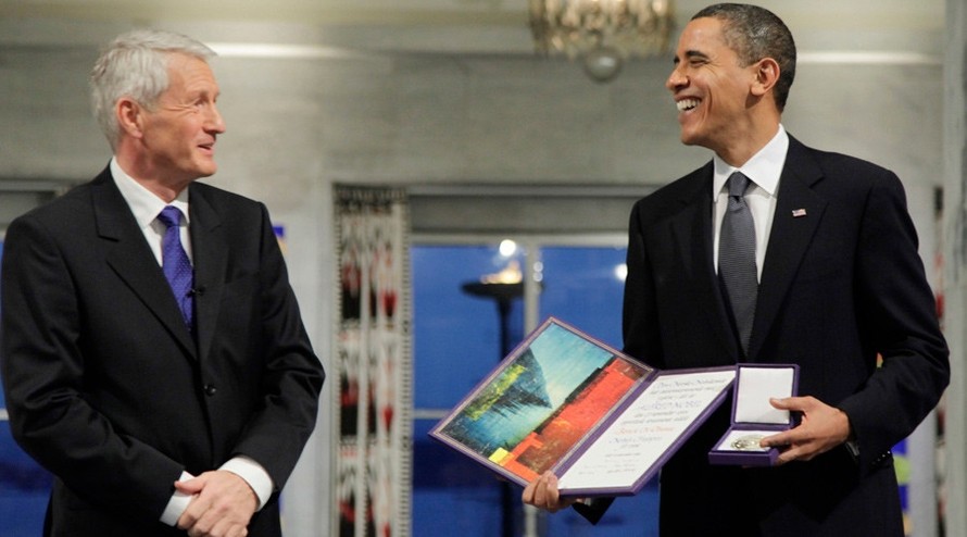 Tổng thống Mỹ Obama với giải thưởng Nobel Hòa bình vào năm 2009. Ảnh: Reuters.