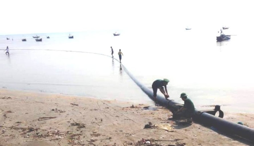Đường ống lạ đươc ngư dân tìm thấy trên biển
