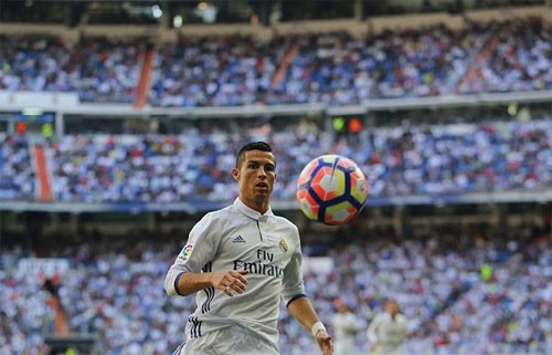 Nếu thi đấu đủ 10 năm nữa, Ronaldo sẽ giải nghệ ở tuổi 42. Ảnh: Reuters.