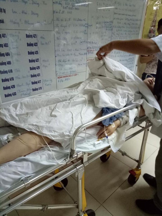 Người vợ sau khi bị chồng đâm trọng thương được người nhà đưa đến bệnh viện cấp cứu