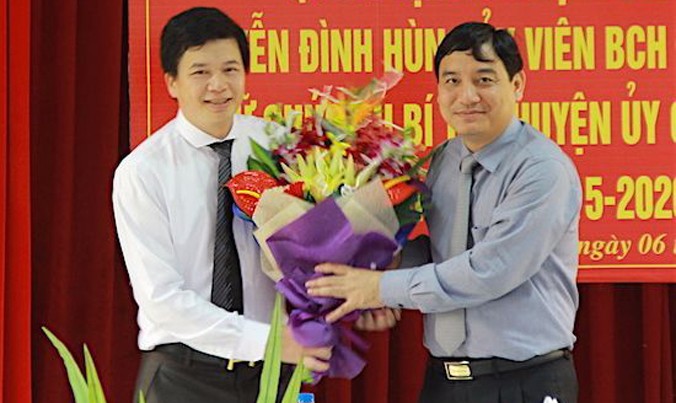 Ông Nguyễn Đắc Vinh trao quyết định bổ nhiệm Bí thư huyện ủy Con Cuông cho ông Nguyễn Đình Hùng.