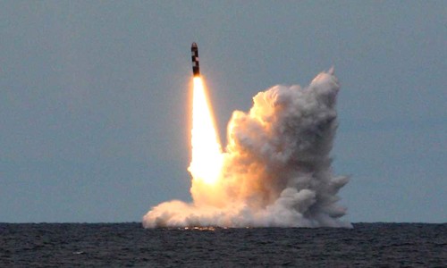 Tên lửa Bulava trong một lần phóng thử từ tàu ngầm. Ảnh: Russian military forums.