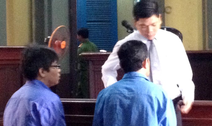 Hai bị cáo Nguyễn Giang Lam; Trần Phước Thạnh tại phiên tòa sáng 6/10. Ảnh: Tân Châu.
