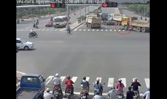 Một vụ tai nạn tại nút giao Cách Mạng Tháng Tám – Nguyễn Hữu Thọ được ghi lại nhờ camera giám sát giao thông. Ảnh: Thanh Trần.