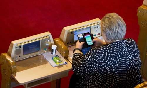 Thủ tướng Na Uy Erna Solberg chơi Pokemon Go tại quốc hội ngày 4/10. Ảnh: TV2.