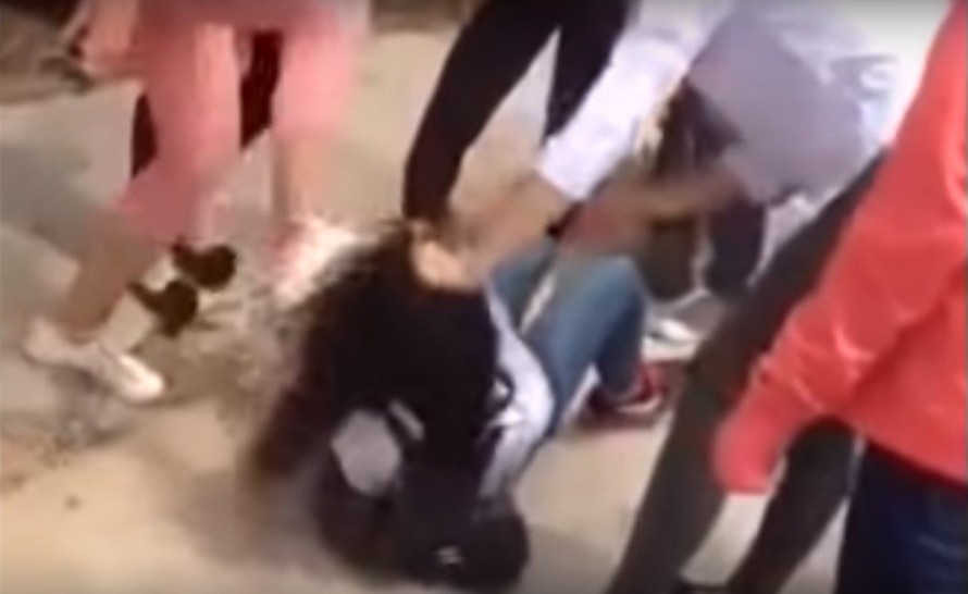Hình ảnh nhóm thiếu nữ túm tóc, đạp vào mặt nữ sinh Trường THPT Tây Thụy Anh. Ảnh cắt từ clip.
