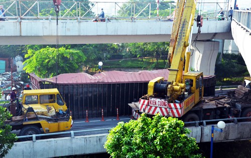 Hiện trường xe container lật ngang trên nhánh cầu Nguyễn Văn Cừ. Ảnh: A.X.