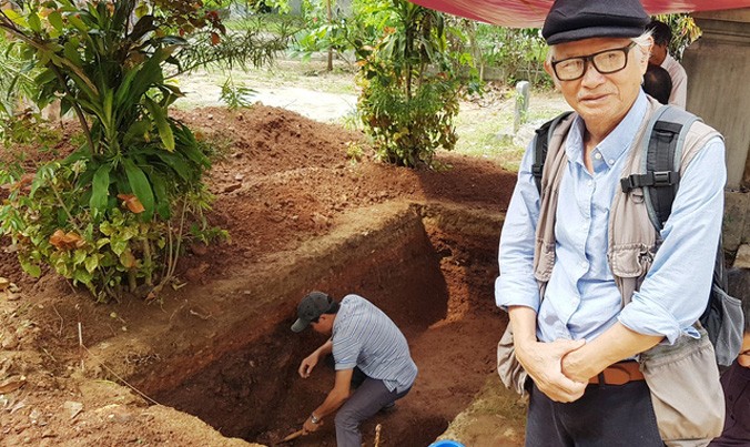 Nhà nghiên cứu Nguyễn Đắc Xuân bên hố khảo cổ của Viện Khảo cổ học đang tiến hành tìm dấu tích triều Tây Sơn và lăng mộ vua Quang Trung tại gò Dương Xuân, phường Trường An, TP Huế ngày 9/10/2016.
