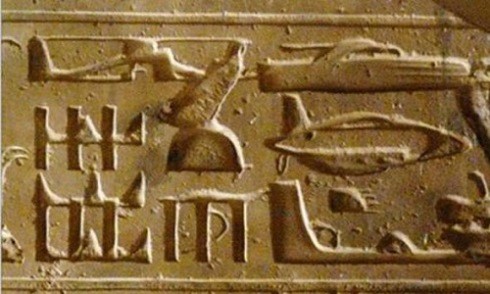 Những ký tự trông giống máy bay hiện đại trong bảng chữ tượng hình 3.000 năm tuổi. Ảnh: Youtube.