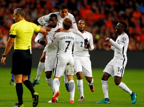 Đồng đội chia vui cùng Pogba sau bàn mở tỷ số đẹp mắt. Ảnh: Reuters.