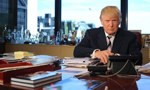 Ông Donald Trump tại văn phòng làm việc thuộc tòa Tháp Trump, New York. Ảnh: Washington Post.