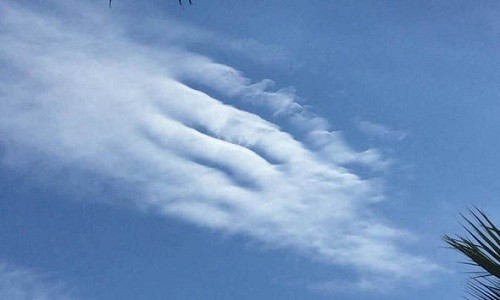 Đám mây trông giống hai bàn tay đang bắt tay nhau trên bầu trời Tây Ban Nha. Ảnh: SWNS.
