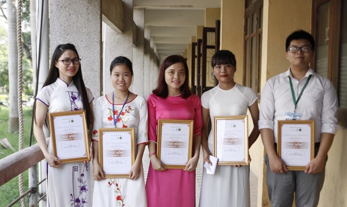 5 sinh viên nhận học bổng.