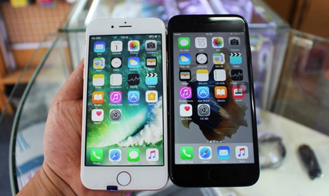 Rất khó phân biệt iPhone 7 hàng nhái (bên trái) và hàng thật.