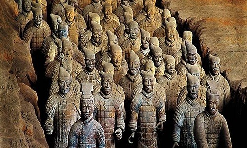 Đội quân đất nung bao gồm 8.000 tượng binh sĩ canh gác lăng mộ Tần Thủy Hoàng. Ảnh: Smithsonian Magazine.