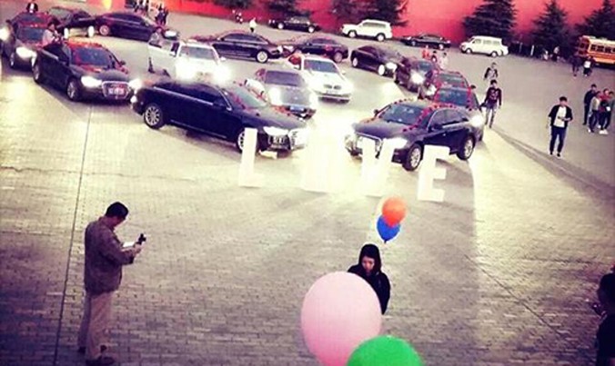 Chàng trai xếp 16 chiếc siêu xe thành hình trái tim giữa sân trường để cầu hôn. Ảnh: Ifeng.